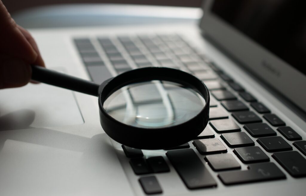 Palielināmais stikls uz klaviatūras