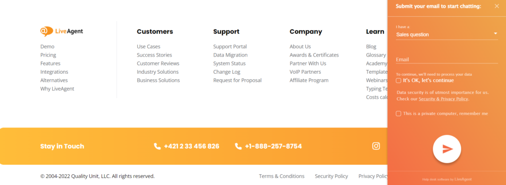 LiveAgent galvenās lapas kājene un tiešsaistes čats